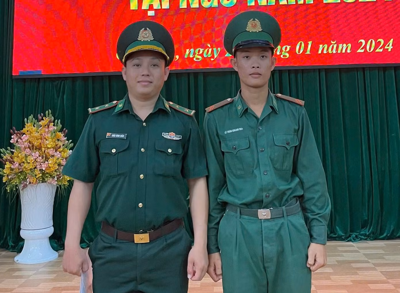 Lê Trần Khánh Duy (bên phải) - thủ khoa ngành Sư phạm Tiểu học, trường ĐH Bạc Liêu.