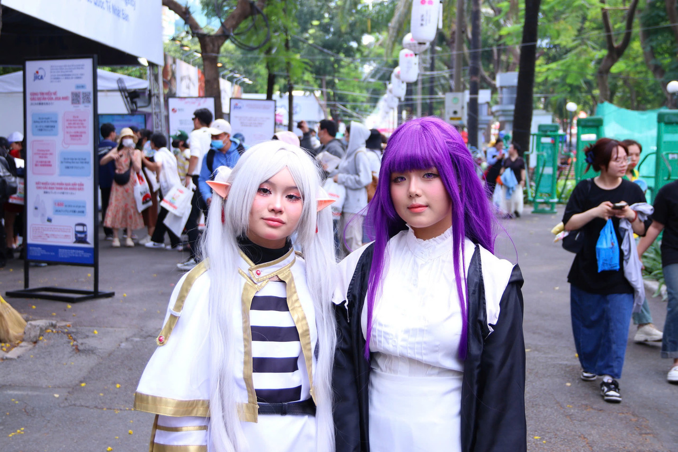 Thanh Tâm (phải) và Bích Hằng cosplay nhân vật Frieren và Fren.