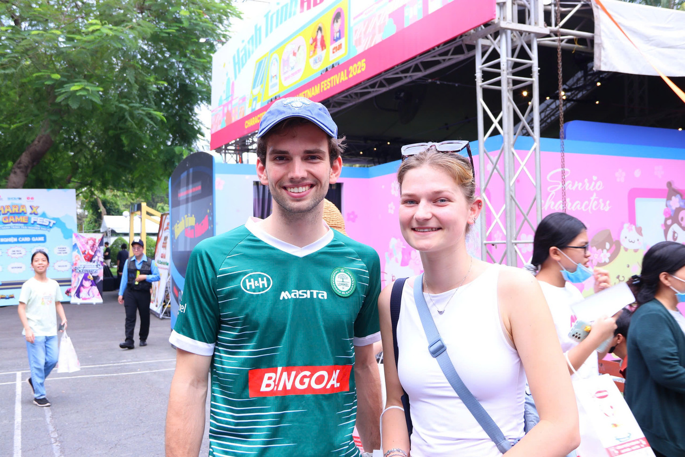 Hai bạn trẻ đến từ châu Âu thích thú tham gia Lễ hội.