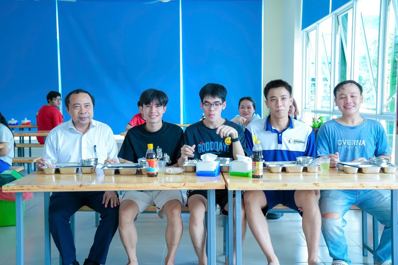 PGS. TS Vũ Hải Quân dùng bữa trưa với các bạn sinh viên. (Ảnh: ĐHQG TP. HCM)