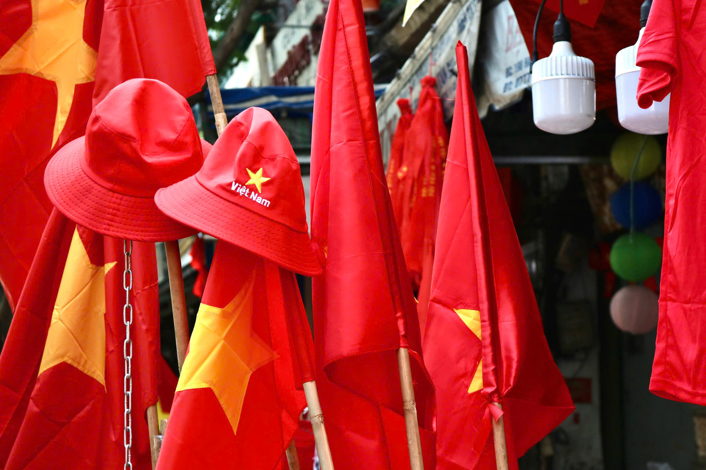 Đường Hải Thượng Lãn Ông rực rỡ với những mặt hàng chủ đề mừng 50 năm Ngày Giải phóng miền Nam, thống nhất đất nước: Nón lá, quốc kỳ, áo thun, sticker, móc khóa…