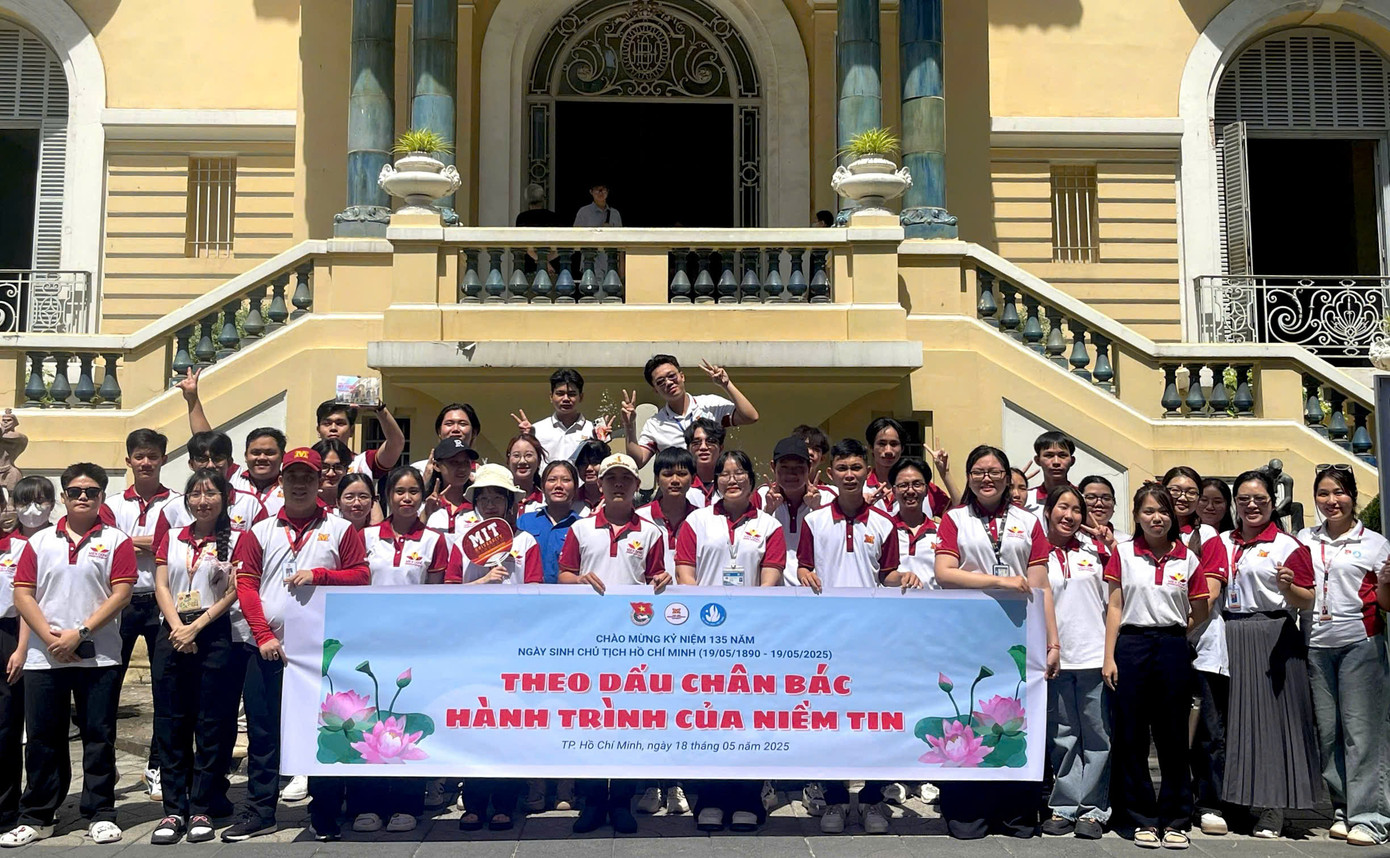 40 thanh niên tiêu biểu trường ĐH Công nghệ Miền Đông tham gia hành trình "Theo dấu chân Bác - Hành trình của niềm tin", tại Bảo tàng Mỹ thuật TP. HCM. 40 thanh niên tiêu biểu trường ĐH Công nghệ Miền Đông tham gia hành trình "Theo dấu chân Bác - Hành trình của niềm tin", tại Bảo tàng Mỹ thuật TP. HCM.