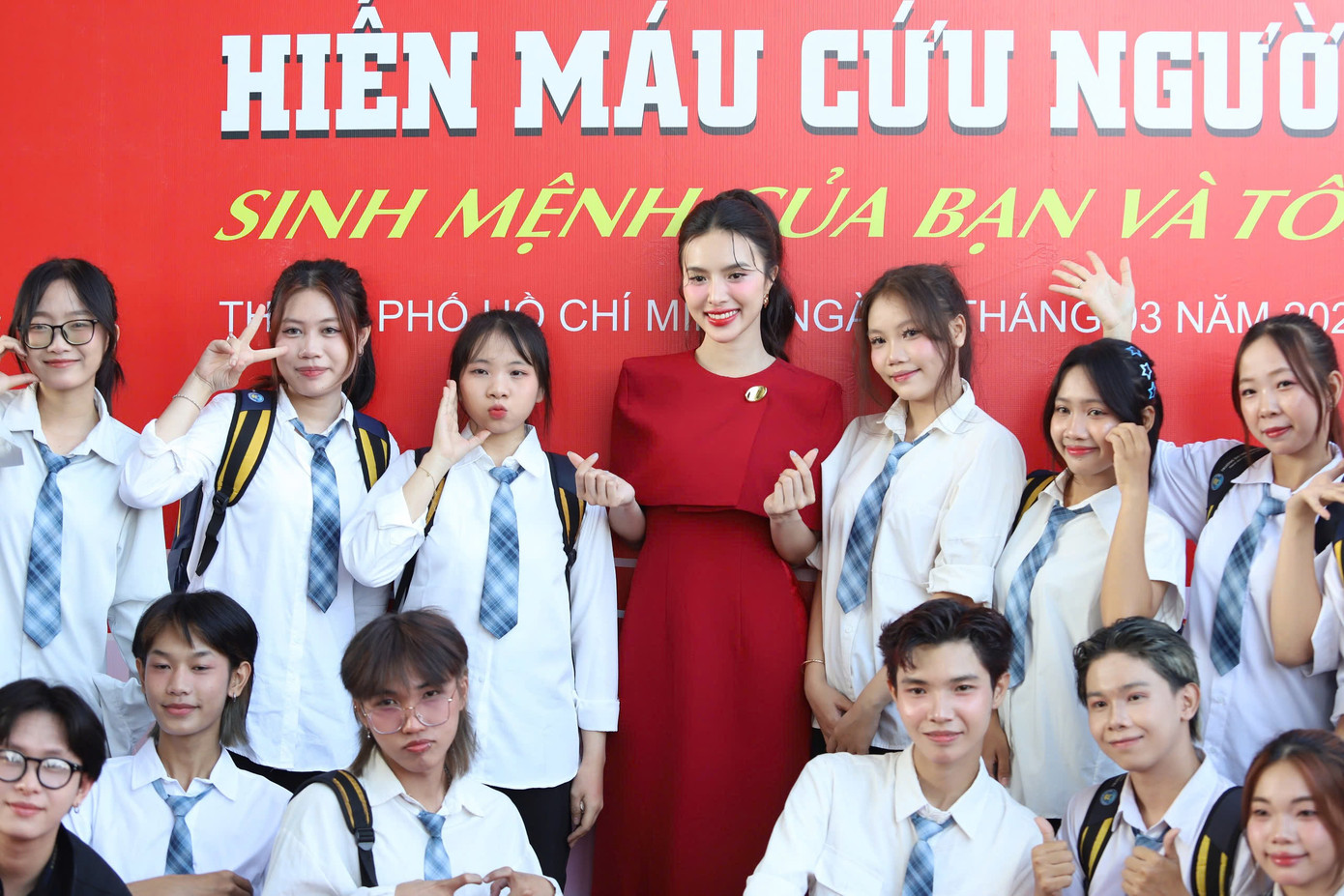 Các bạn sinh viên cùng chụp hình với Á hậu Hạnh Nguyên. Các bạn sinh viên cùng chụp hình với Á hậu Hạnh Nguyên.