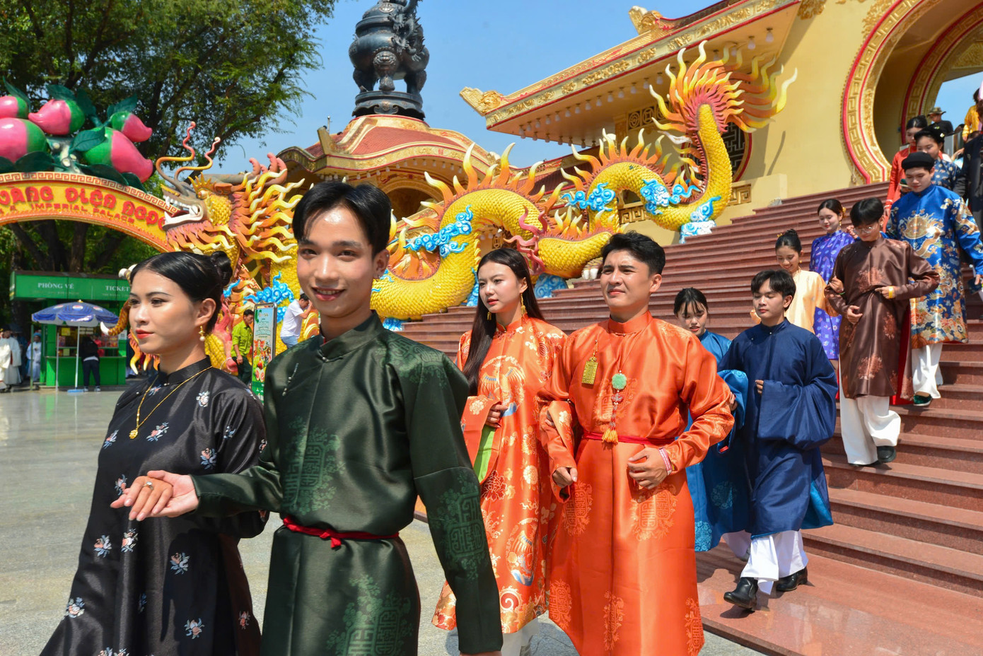 Bạn trẻ rạng ngời giữa sắc màu trang phục Việt.