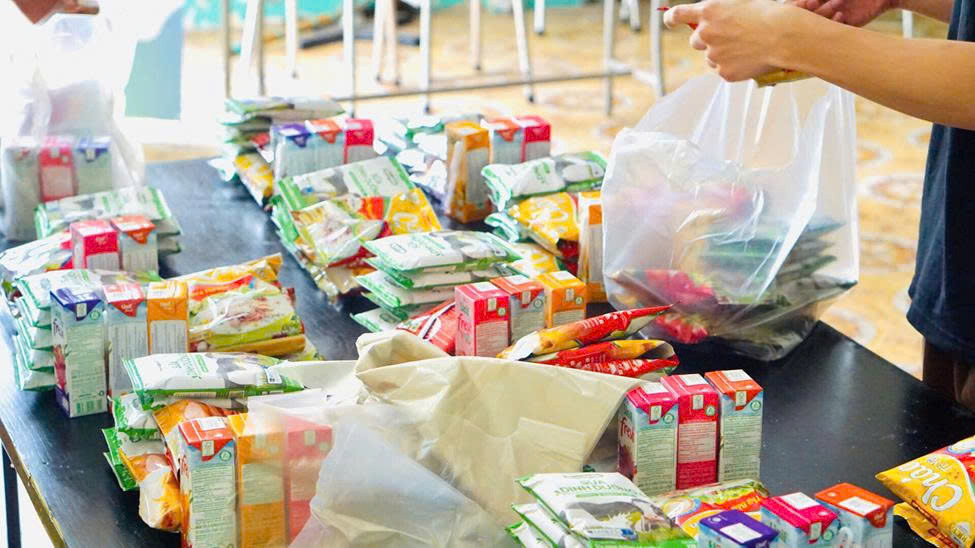 Các bạn trẻ chuẩn bị từng phần quà dành tặng các cụ.