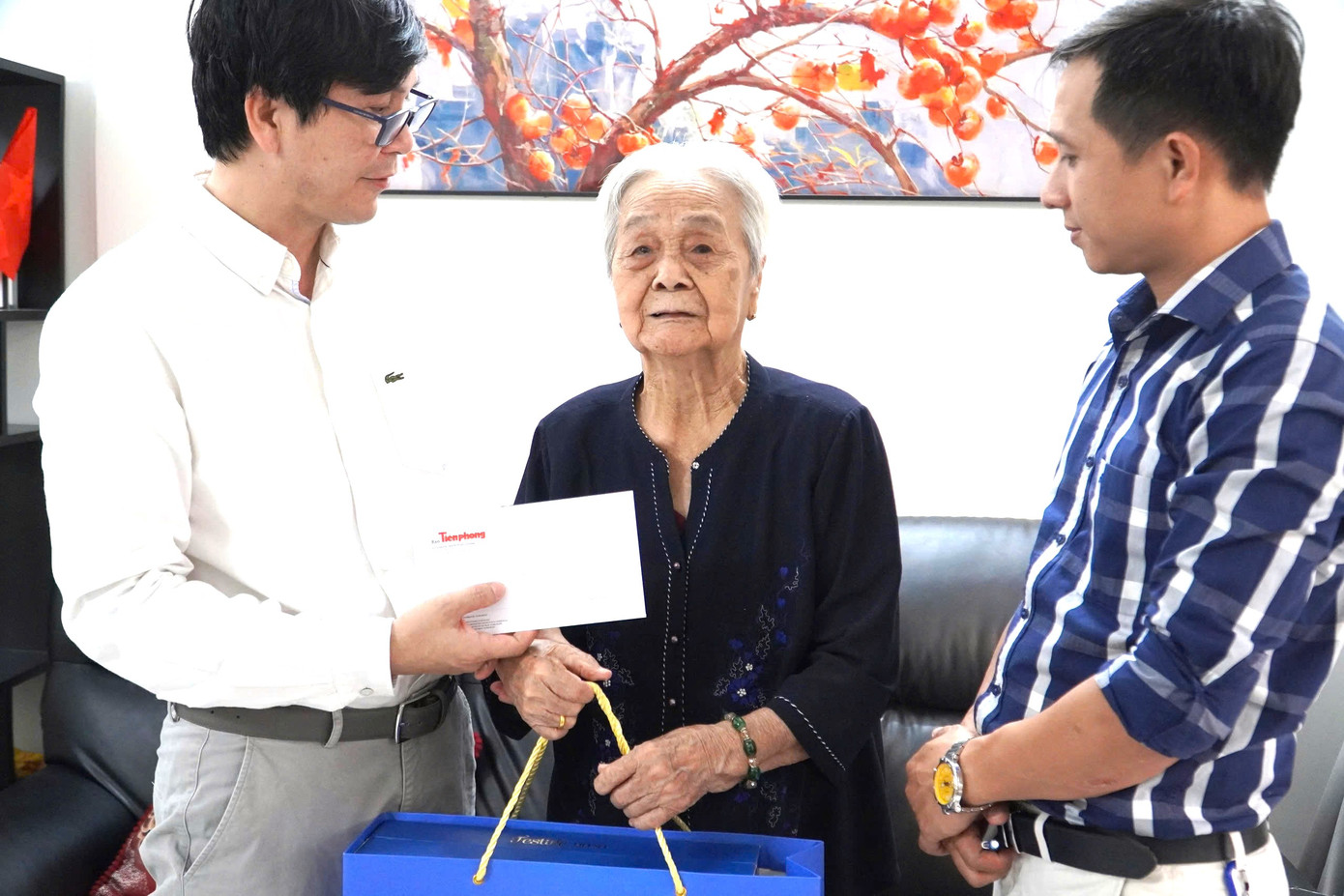 Anh Trần Ngọc Lâm (trái) - Phó Trưởng Ban đại diện báo Tiền Phong tại TP. HCM, đại diện BTC 'Giải Tiền Phong Golf Championship - Non sông một dải lần thứ nhất năm 2025' trao quà cho bà Lê Thị Chi. Anh Trần Ngọc Lâm (trái) - Phó Trưởng Ban đại diện báo Tiền Phong tại TP. HCM, đại diện BTC 'Giải Tiền Phong Golf Championship - Non sông một dải lần thứ nhất năm 2025' trao quà cho bà Lê Thị Chi.