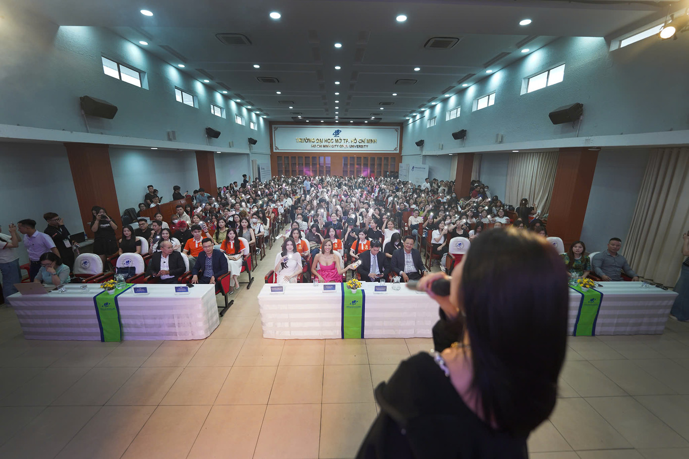 Ca sĩ ANNIE &apos;cháy&apos; hết mình trên sân khấu cùng sinh viên trường ĐH Mở TP. HCM.