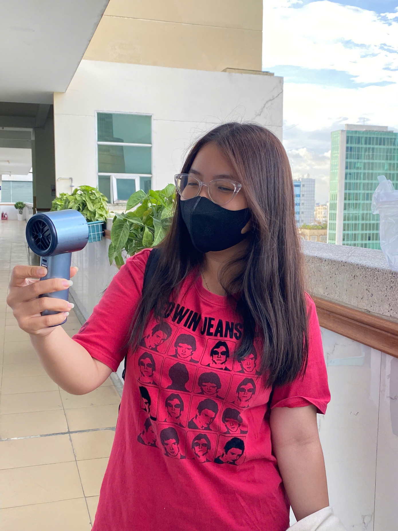 Quạt mini nhỏ gọn là lựa chọn của nhiều bạn trẻ mỗi khi ra ngoài. Quạt mini nhỏ gọn là lựa chọn của nhiều bạn trẻ mỗi khi ra ngoài.