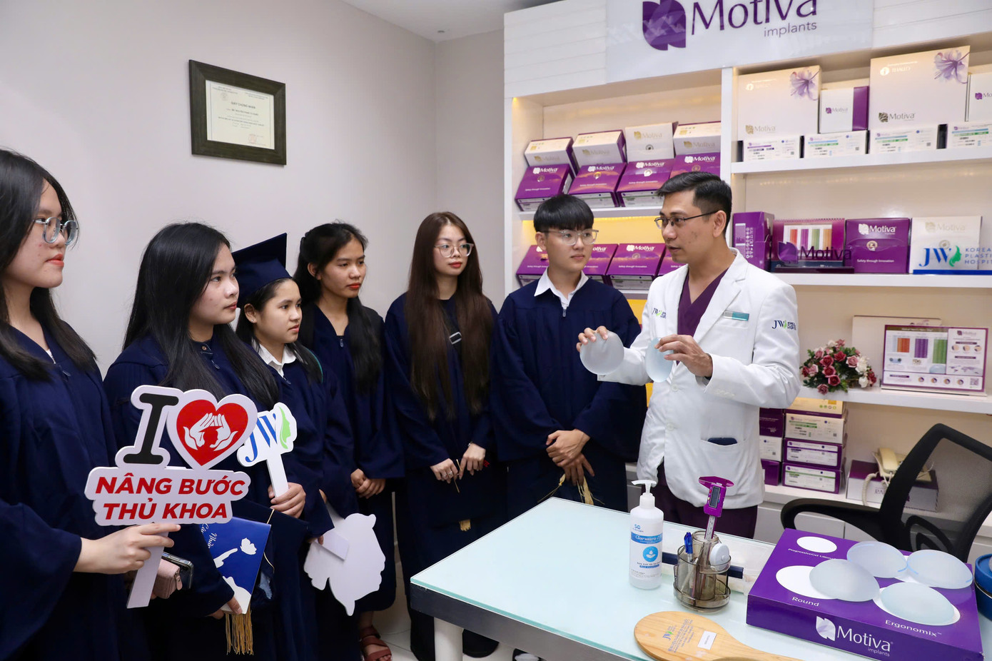 Các bạn sinh viên tham quan Bệnh viện JW Hàn Quốc. (Ảnh: Duy Anh) Các bạn sinh viên tham quan Bệnh viện JW Hàn Quốc. (Ảnh: Duy Anh)