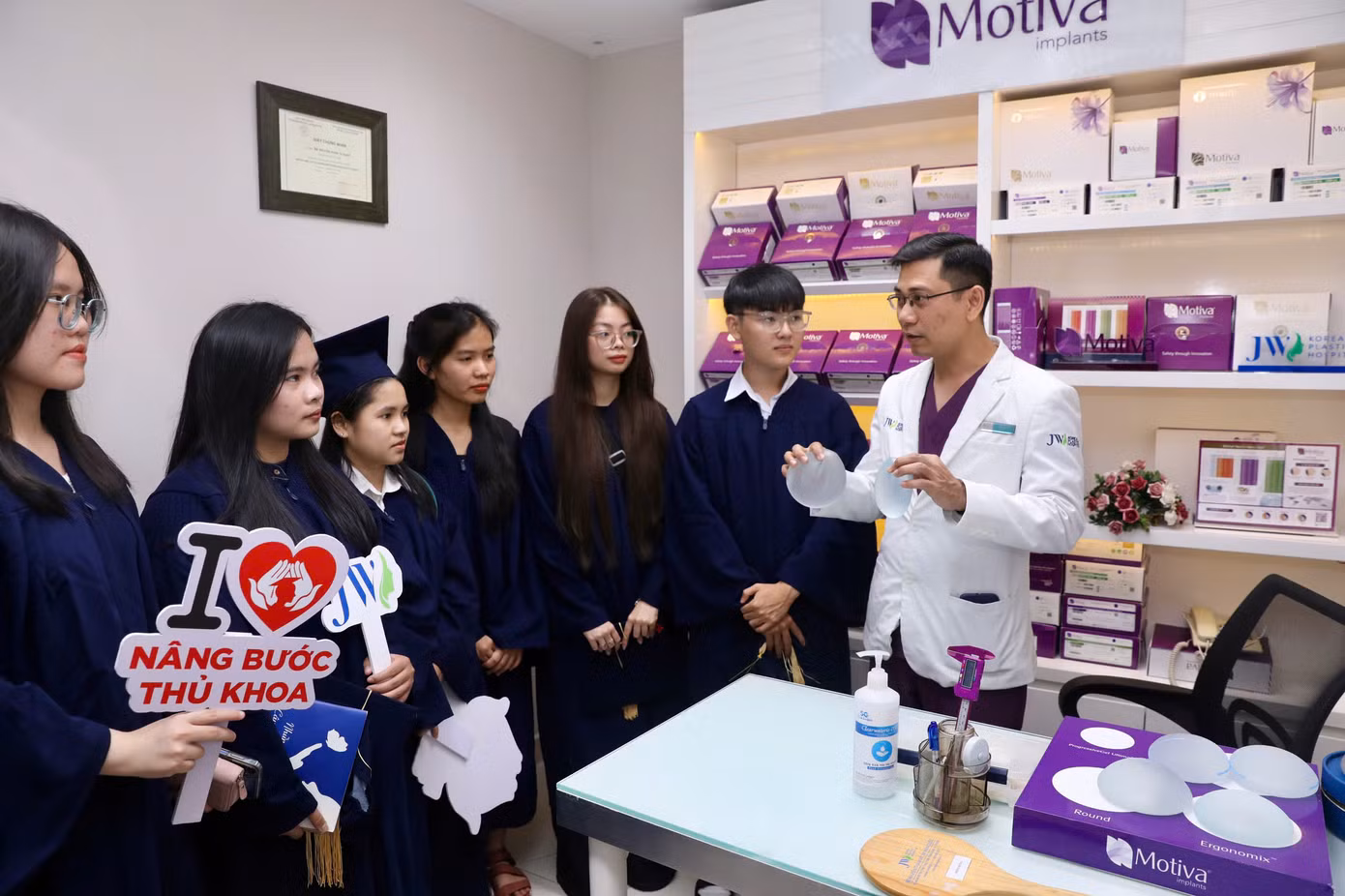 Các bạn sinh viên tham quan Bệnh viện JW Hàn Quốc. (Ảnh: Duy Anh)