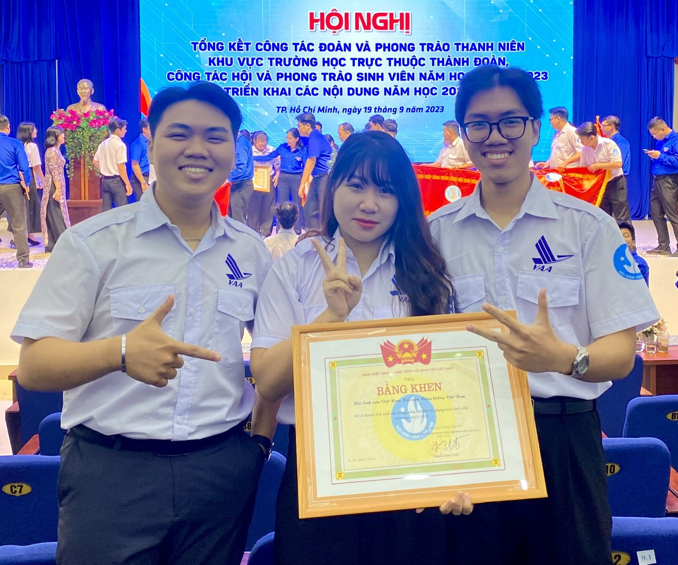 Xuân Dương (ngoài cùng, bên trái) nhận được nhiều bằng khen của Hội Sinh viên TP. HCM.