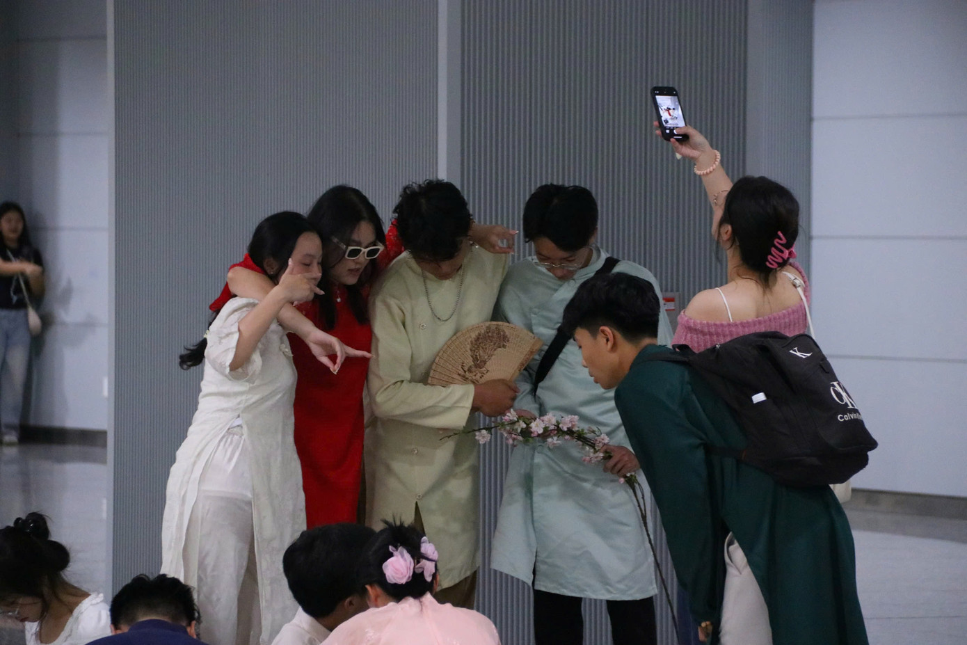 Nhiều bạn trẻ chọn Metro làm địa điểm check-in dịp Tết.