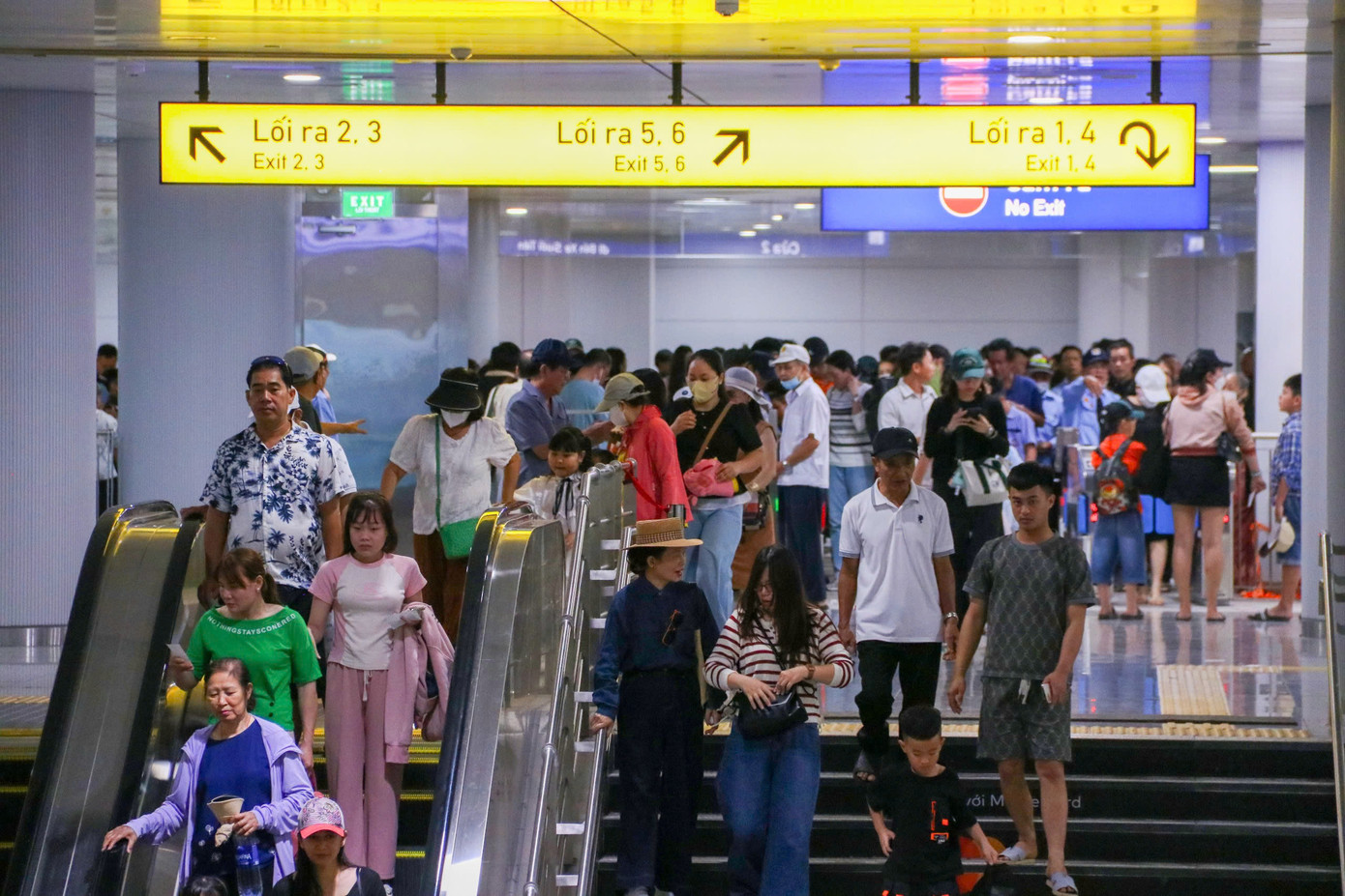 Hải Anh (2007) chia sẻ: “Nhóm mình chọn Metro làm địa điểm chụp hình do thiết kế nhà ga vô cùng hiện đại và có nhiều góc check-in &quot;xịn xò&quot;. Bên cạnh đó, tụi mình cũng ở quận 12, khá xa so với nội thành nên chọn Metro làm phương tiện di chuyển để tiện đi lại cũng như giá vé cũng rẻ phù hợp với tụi mình”.