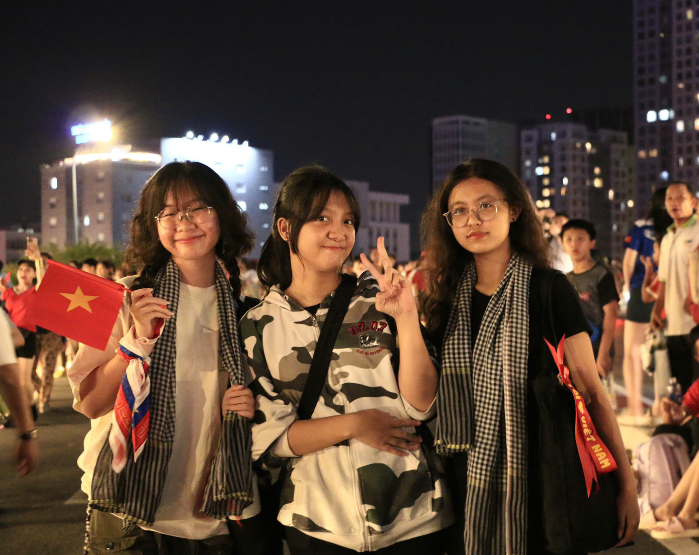 Các bạn trẻ trong trang phục 'đặc biệt' cùng cờ đỏ sao vàng chờ đến giờ ăn mừng 50 năm Ngày Giải phóng miền Nam, thống nhất đất nước. Các bạn trẻ trong trang phục 'đặc biệt' cùng cờ đỏ sao vàng chờ đến giờ ăn mừng 50 năm Ngày Giải phóng miền Nam, thống nhất đất nước.