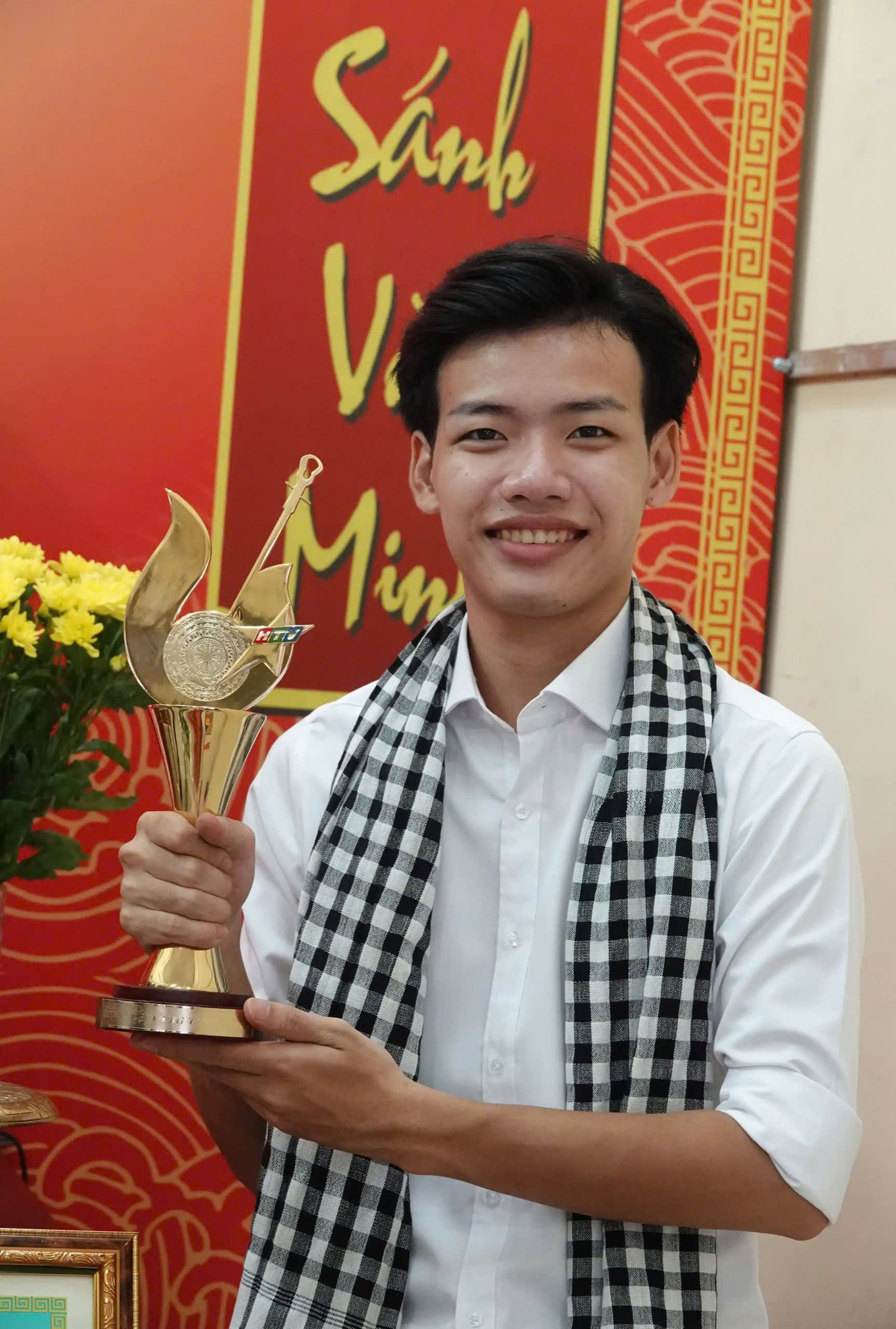 Hoàng Nghi giành được nhiều giải thưởng nghệ thuật. Hoàng Nghi giành được nhiều giải thưởng nghệ thuật.