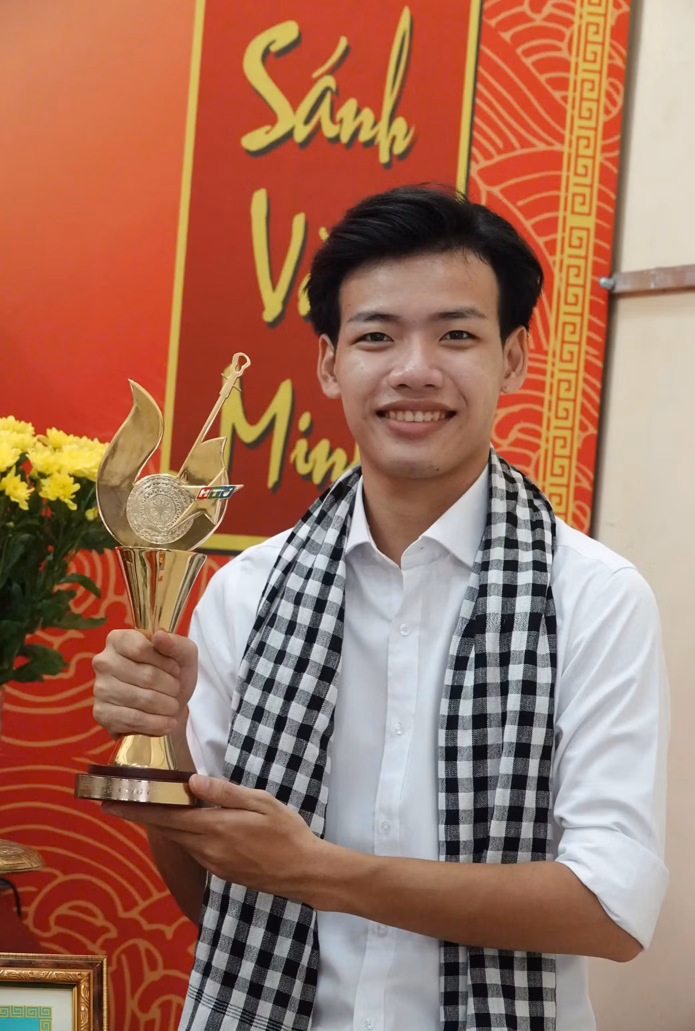Hoàng Nghi giành được nhiều giải thưởng nghệ thuật.