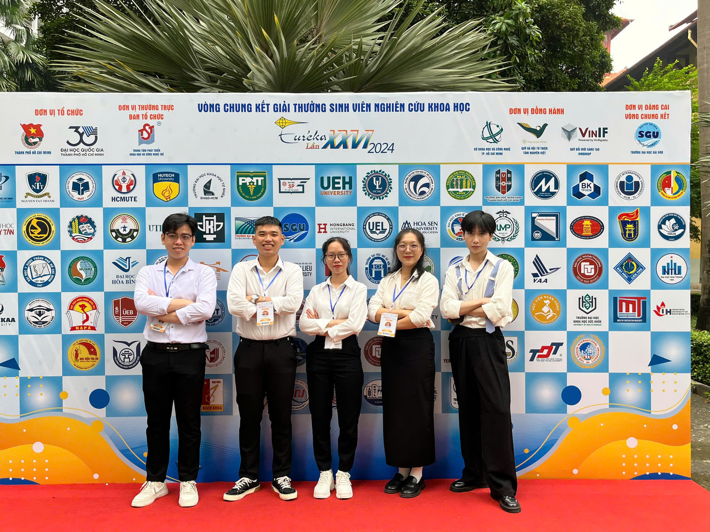 Năm thành viên trong nhóm nghiên cứu.