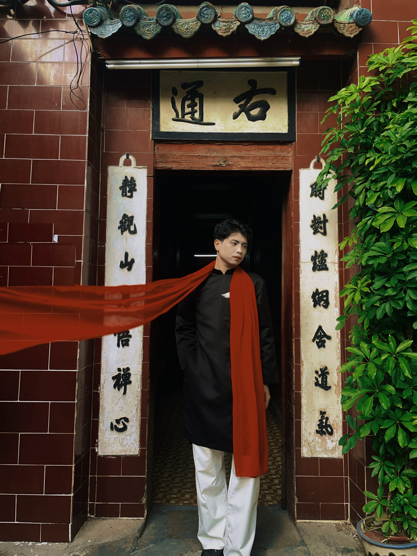 Kiểu áo dài sang trọng kết hợp nét phá cách cùng phụ kiện vải lụa bay. (Ảnh: Vũ Long) Kiểu áo dài sang trọng kết hợp nét phá cách cùng phụ kiện vải lụa bay. (Ảnh: Vũ Long)