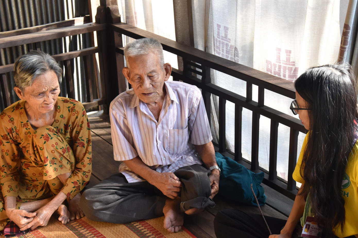 Mai Ngân (đội trưởng) đến thăm hỏi các cụ. (Ảnh: Văn Duy) Mai Ngân (đội trưởng) đến thăm hỏi các cụ. (Ảnh: Văn Duy)