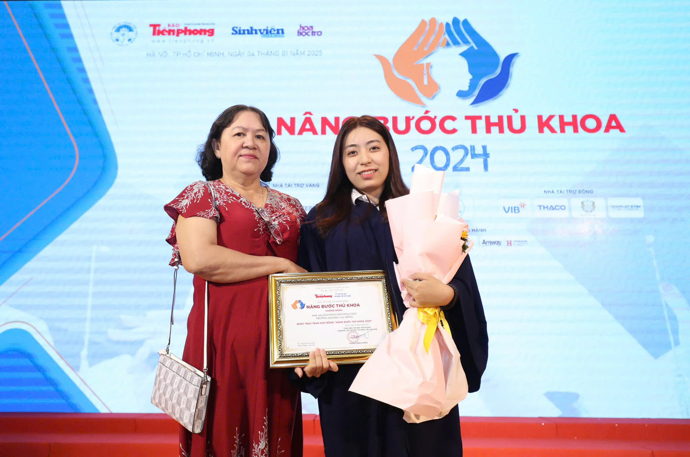 Ngô Đặng Phương Uyên cùng dì của mình trong ngày nhận học bổng 'Nâng bước thủ khoa'.