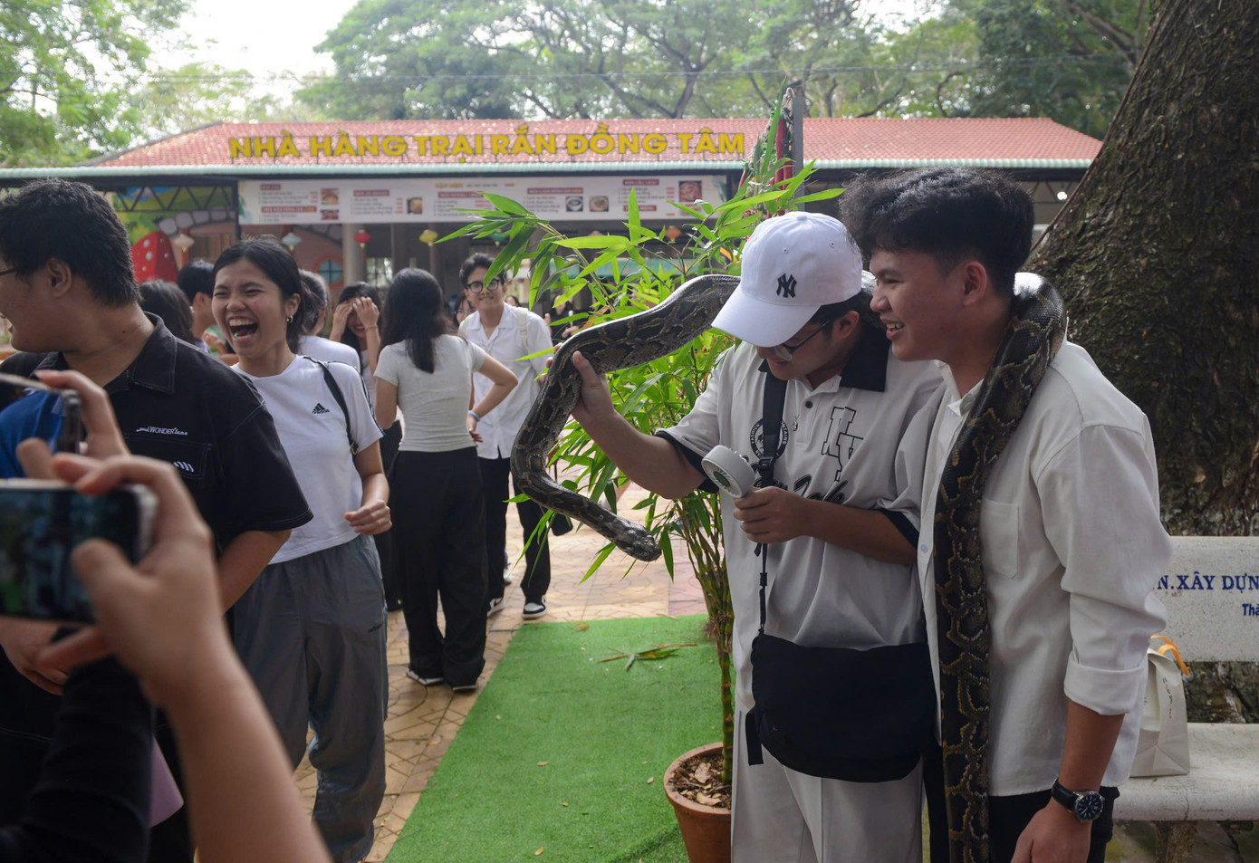 “Mình cảm thấy sợ khi nhìn thấy các loài rắn. Tuy nhiên, tại đây có những loài rắn rất hiền, mình và bạn mình hoàn toàn có thể tương tác trực tiếp với chúng”, Châu Tạ Kim Quy (An Giang) chia sẻ.