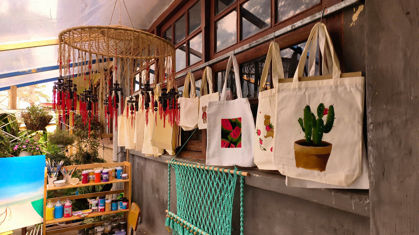 Một số sản phẩm handmade được trang trí tại quán. Một số sản phẩm handmade được trang trí tại quán.