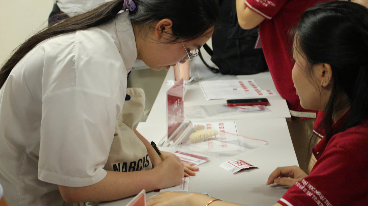 Tình nguyện viên hỗ trợ kiểm tra thông tin trước khi kỳ thi diễn ra. Tình nguyện viên hỗ trợ kiểm tra thông tin trước khi kỳ thi diễn ra.