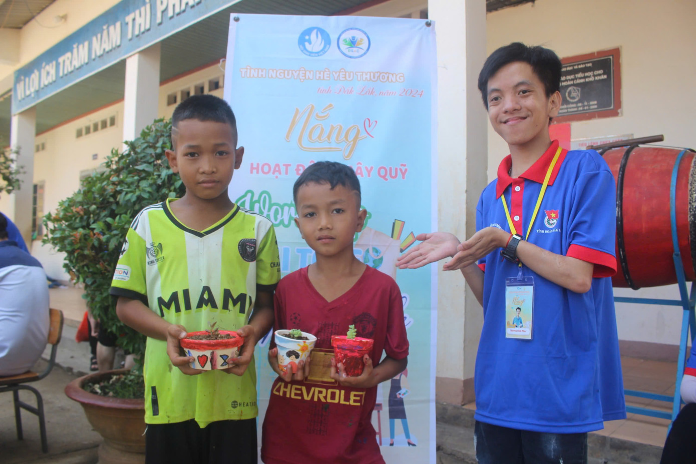 Đình Phúc tích cực tham gia các hoạt động thiện nguyện. Đình Phúc tích cực tham gia các hoạt động thiện nguyện.