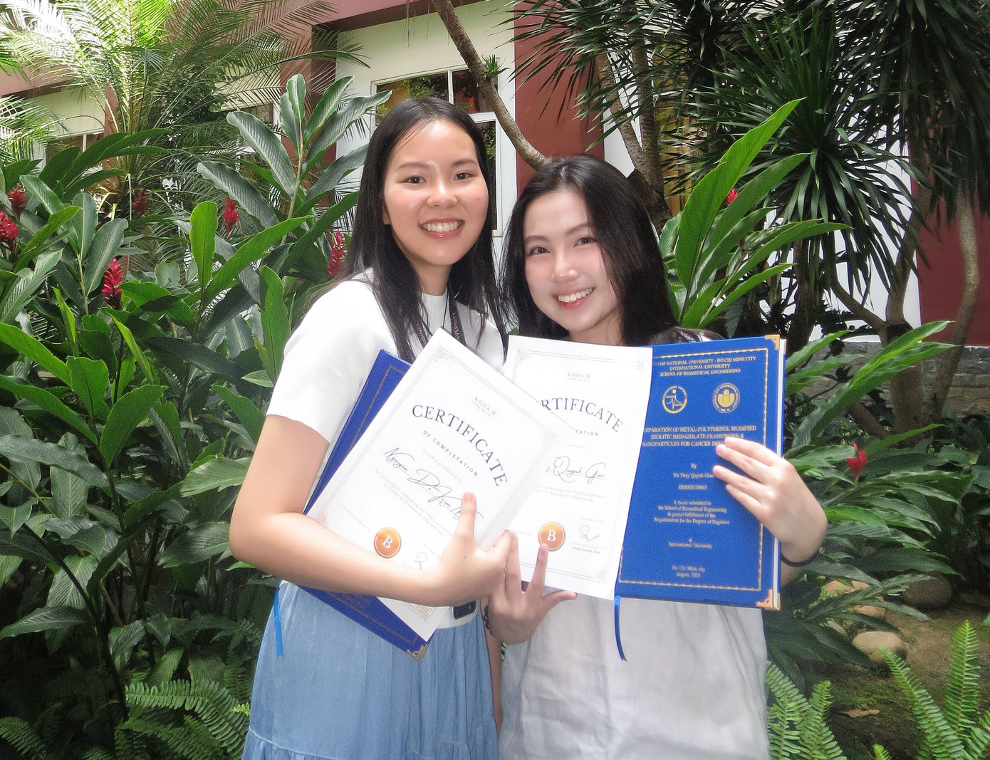 Vũ Thụy Quỳnh Giao (phải) và Nguyễn Đỗ Kim Ngân. Vũ Thụy Quỳnh Giao (phải) và Nguyễn Đỗ Kim Ngân.