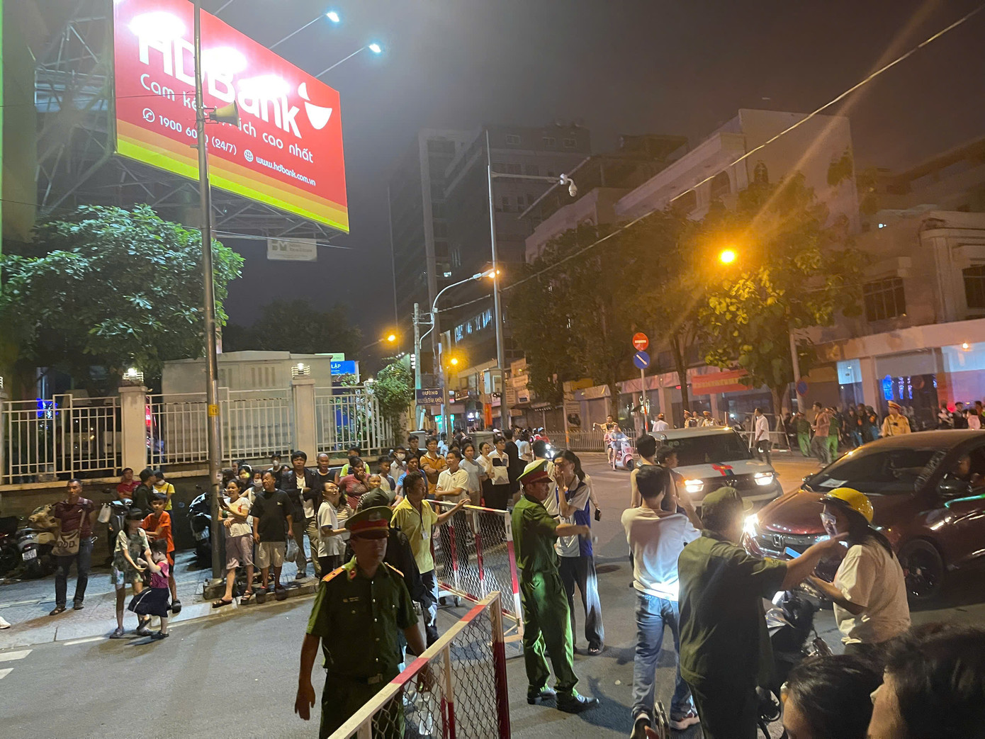 Lực lượng chức năng phân luồng giao thông khu vực đường Nguyễn Bỉnh Khiêm giao với đường Nguyễn Thị Minh Khai (Q. 1). (Ảnh: Hà Chi)