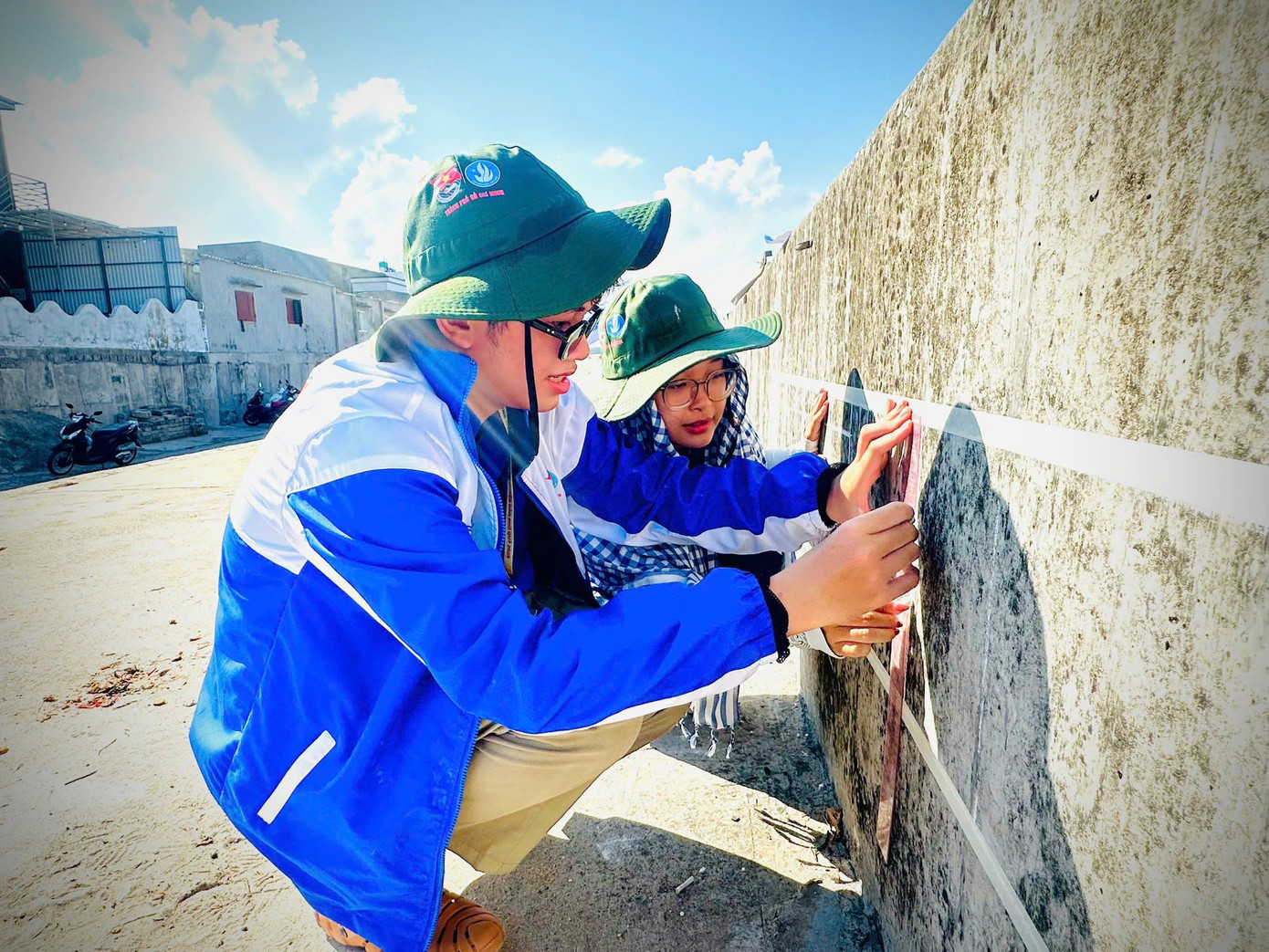 Chiến sĩ tình nguyện đang thực hiện con đường bích họa. (Ảnh: TLTĐ) Chiến sĩ tình nguyện đang thực hiện con đường bích họa. (Ảnh: TLTĐ)