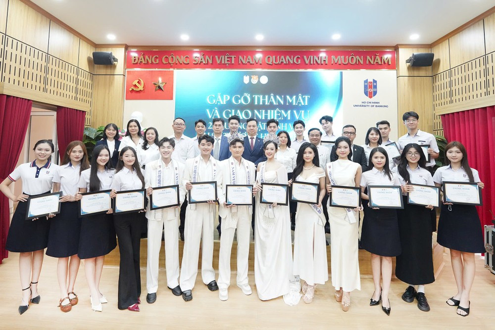 Các đại sứ sinh viên của trường ĐH Ngân hàng TP. HCM cùng chụp hình với lãnh đạo nhà trường và Ban Tổ chức cuộc thiHoa hậu Việt Nam 2024.