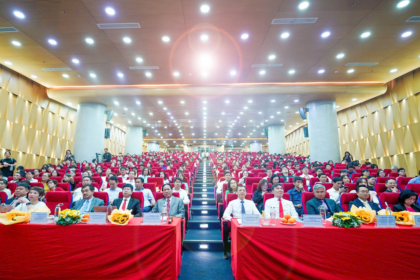 Nhiều chuyên gia, giảng viên, sinh viên tham dự Hội thảo "Phòng chống đột quỵ: Từ lý thuyết đến thực tế hành động" do báo Tiền Phong phối hợp với Bộ Y tế, trường ĐH Quốc tế Hồng Bàng tổ chức vào ngày 20/4. (Ảnh: Phạm Nguyễn)