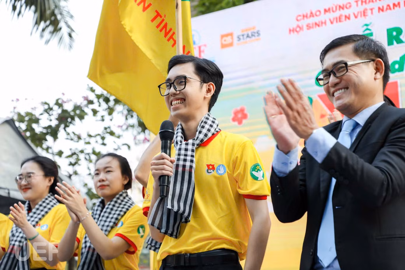 Vĩnh Hoàng (cầm mic) đảm nhiều vai trò khác nhau trong các hoạt động sinh viên tại trường.
