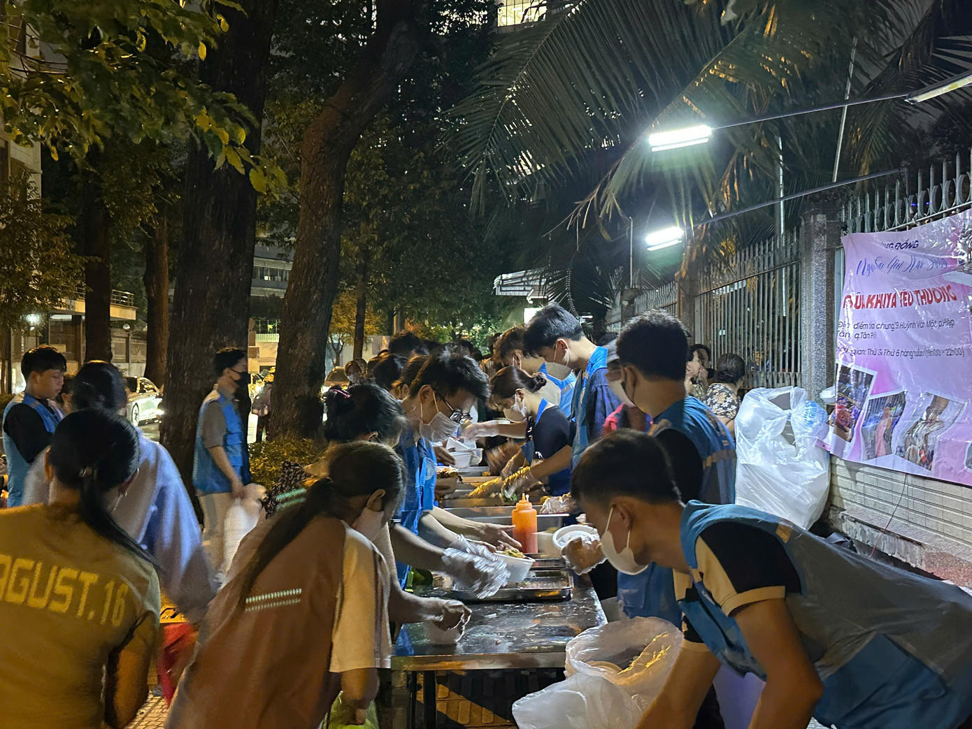 Rất nhiều bạn trẻ là sinh viên các trường đại học tại TP. HCM cùng tham gia hoạt động thiện nguyện này. Rất nhiều bạn trẻ là sinh viên các trường đại học tại TP. HCM cùng tham gia hoạt động thiện nguyện này.