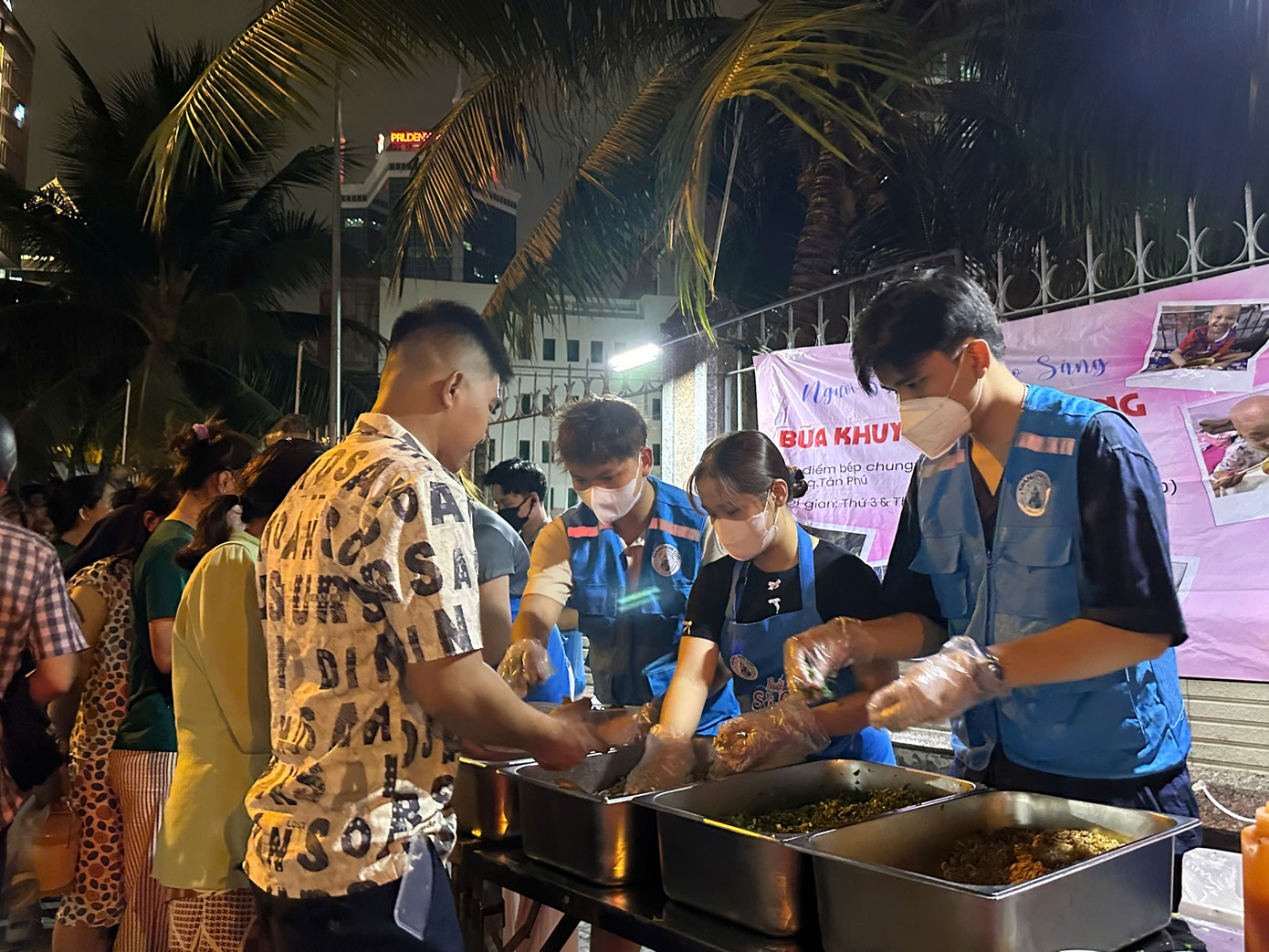 Các tình nguyện viên trao tận tay những suất ăn khuya miễn phí trước cổng Bệnh viện Nhi đồng 2. Các tình nguyện viên trao tận tay những suất ăn khuya miễn phí trước cổng Bệnh viện Nhi đồng 2.