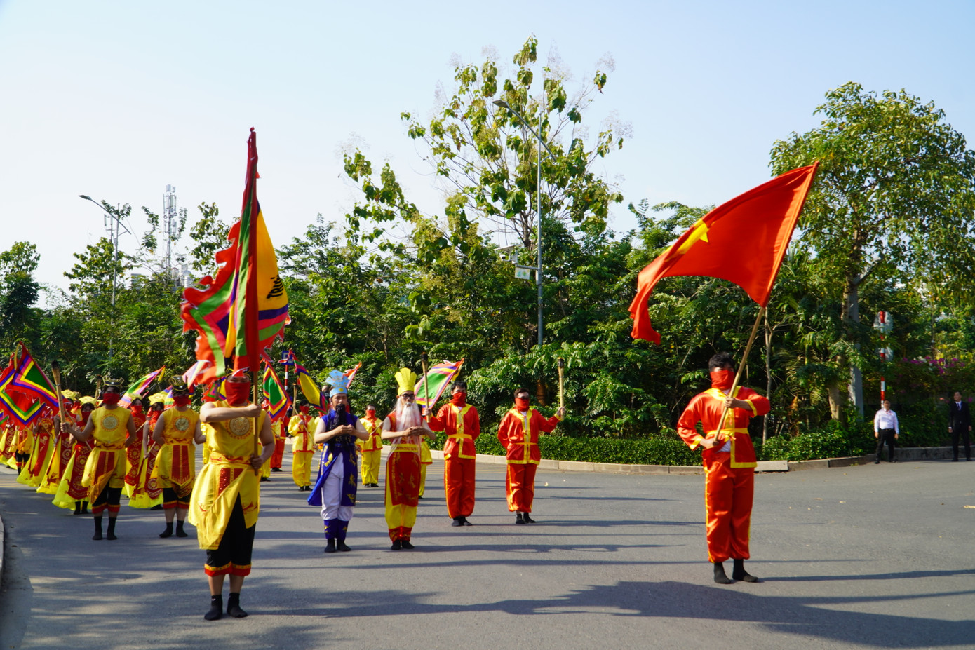 Lễ dâng hương Giỗ tổ Hùng Vương được trường tổ chức trang trọng với đội hình rước đông đảo, cờ xí trang nghiêm.