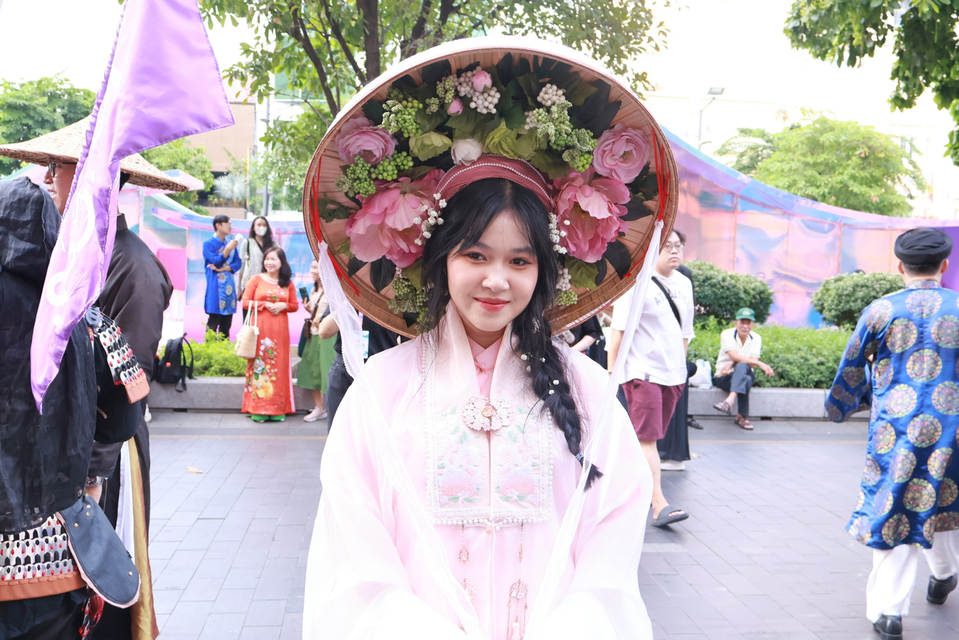 Một số bạn trẻ đã có sự chuẩn bị trang phục cho cuộc diễu hành năm nay. (Ảnh: Phương Tâm)