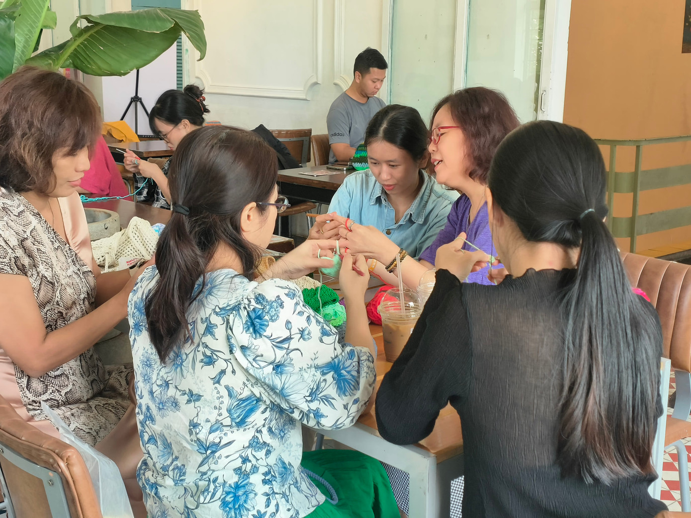 Lớp học luôn có sẵn có tình nguyện viên để hướng dẫn các bước cơ bản cho người tham gia workshop.