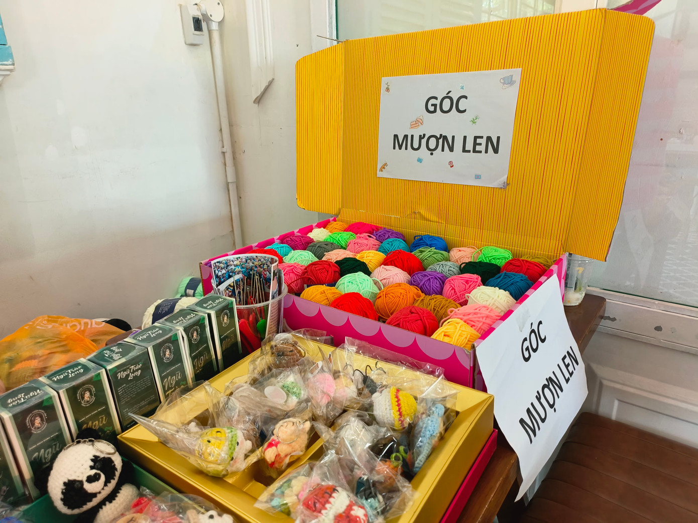 Ban Tổ chức còn bày bán thêm các sản phẩm móc khóa, thú bông nhằm tích góp thêm kinh phí để mua len.