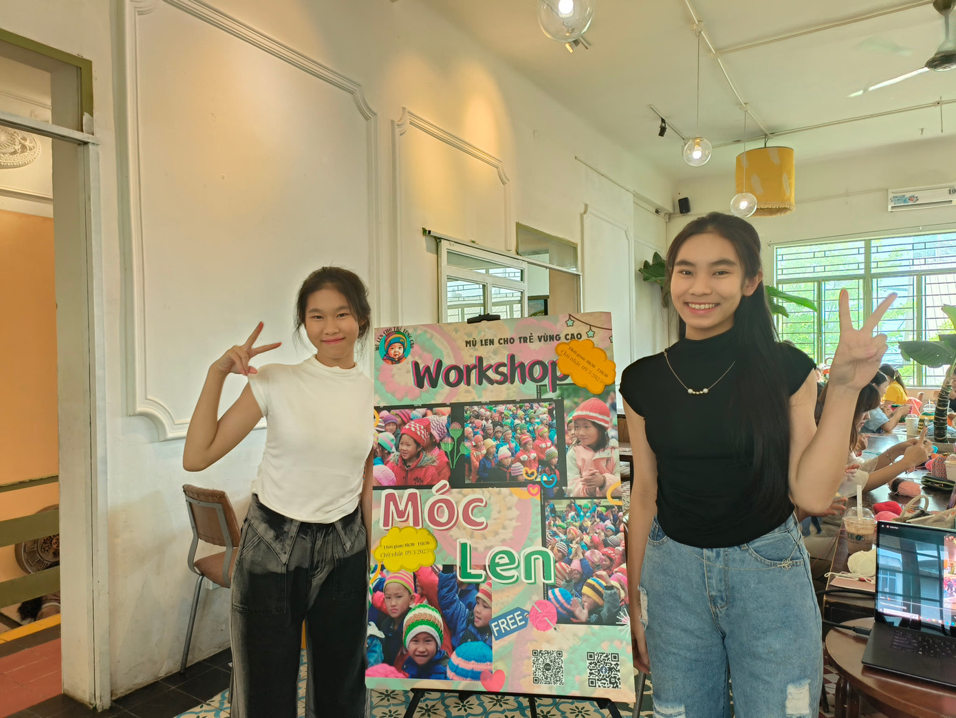 Hai chị em Linh Đan và Khánh Hà là người khởi xướng dự án 'Mũ len cho trẻ vùng cao'.