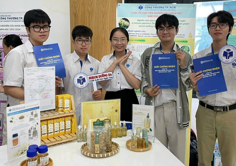 Các thành viên trong nhóm cùng sản phẩm nghiên cứu của mình. Các thành viên trong nhóm cùng sản phẩm nghiên cứu của mình.