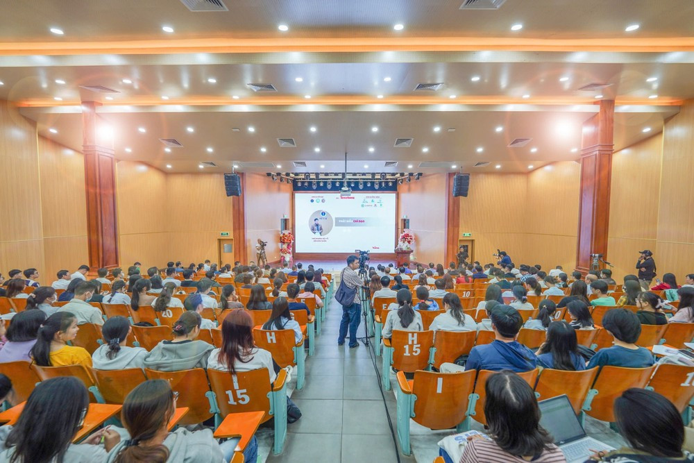 Rất đông sinh viên tham dự tại Hội thảo. (Ảnh: Phạm Nguyễn) Rất đông sinh viên tham dự tại Hội thảo. (Ảnh: Phạm Nguyễn)