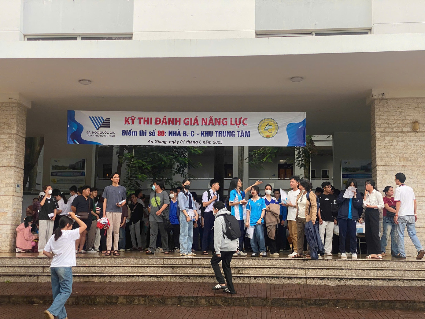 Thí sinh có mặt từ sớm các địa điểm thi tại Làng Đại học Thủ Đức để làm thủ tục dự thi. (Ảnh: ĐHQG TP. HCM) Thí sinh có mặt từ sớm các địa điểm thi tại Làng Đại học Thủ Đức để làm thủ tục dự thi. (Ảnh: ĐHQG TP. HCM)