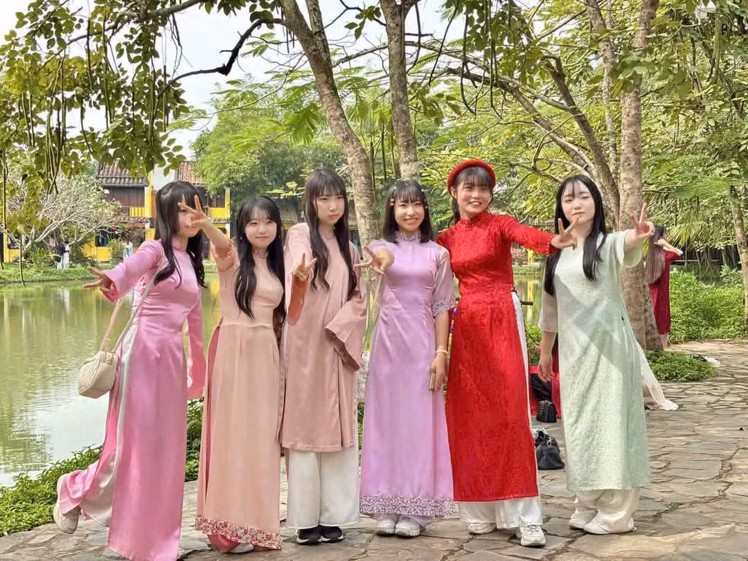 Nhằm phục vụ đông đảo du khách, Bảo Tàng Áo Dài mở cửa xuyên Tết Dương lịch, thêm một sự lựa chọn vui chơi trong nội thành cho bạn trẻ. Nhằm phục vụ đông đảo du khách, Bảo Tàng Áo Dài mở cửa xuyên Tết Dương lịch, thêm một sự lựa chọn vui chơi trong nội thành cho bạn trẻ.