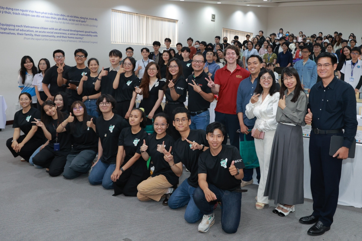 Các bạn sinh viên cùng chụp hình với Ban Tổ chức trong Lễ phát động cuộc thi. Các bạn sinh viên cùng chụp hình với Ban Tổ chức trong Lễ phát động cuộc thi.