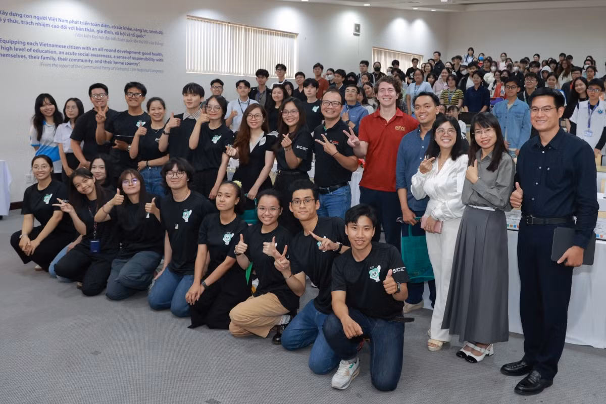 Các bạn sinh viên cùng chụp hình với Ban Tổ chức trong Lễ phát động cuộc thi. Các bạn sinh viên cùng chụp hình với Ban Tổ chức trong Lễ phát động cuộc thi.