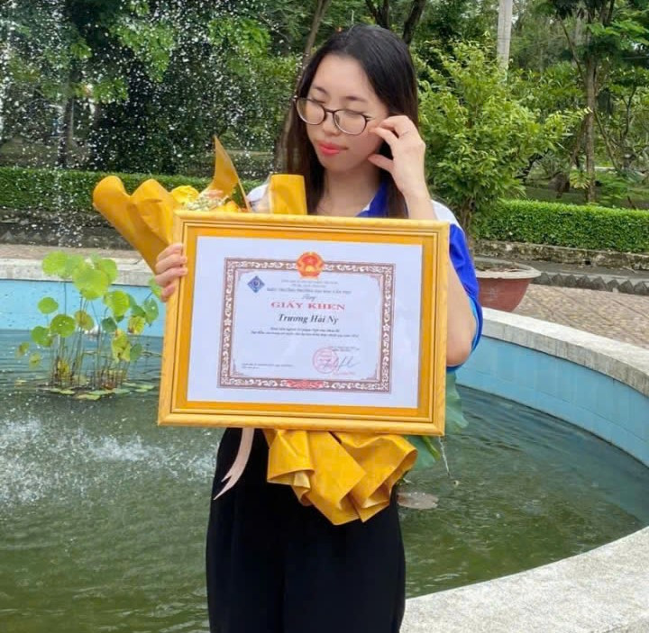 Chân dung thủ khoa Trương Hải Ny. Chân dung thủ khoa Trương Hải Ny.