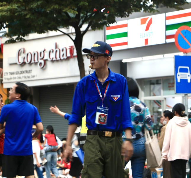 Các bạn trẻ tham gia điều tiết giao thông dịp Đại lễ 30/4 diễn ra tại TP. HCM. (Ảnh: Mỹ Đình) Các bạn trẻ tham gia điều tiết giao thông dịp Đại lễ 30/4 diễn ra tại TP. HCM. (Ảnh: Mỹ Đình)