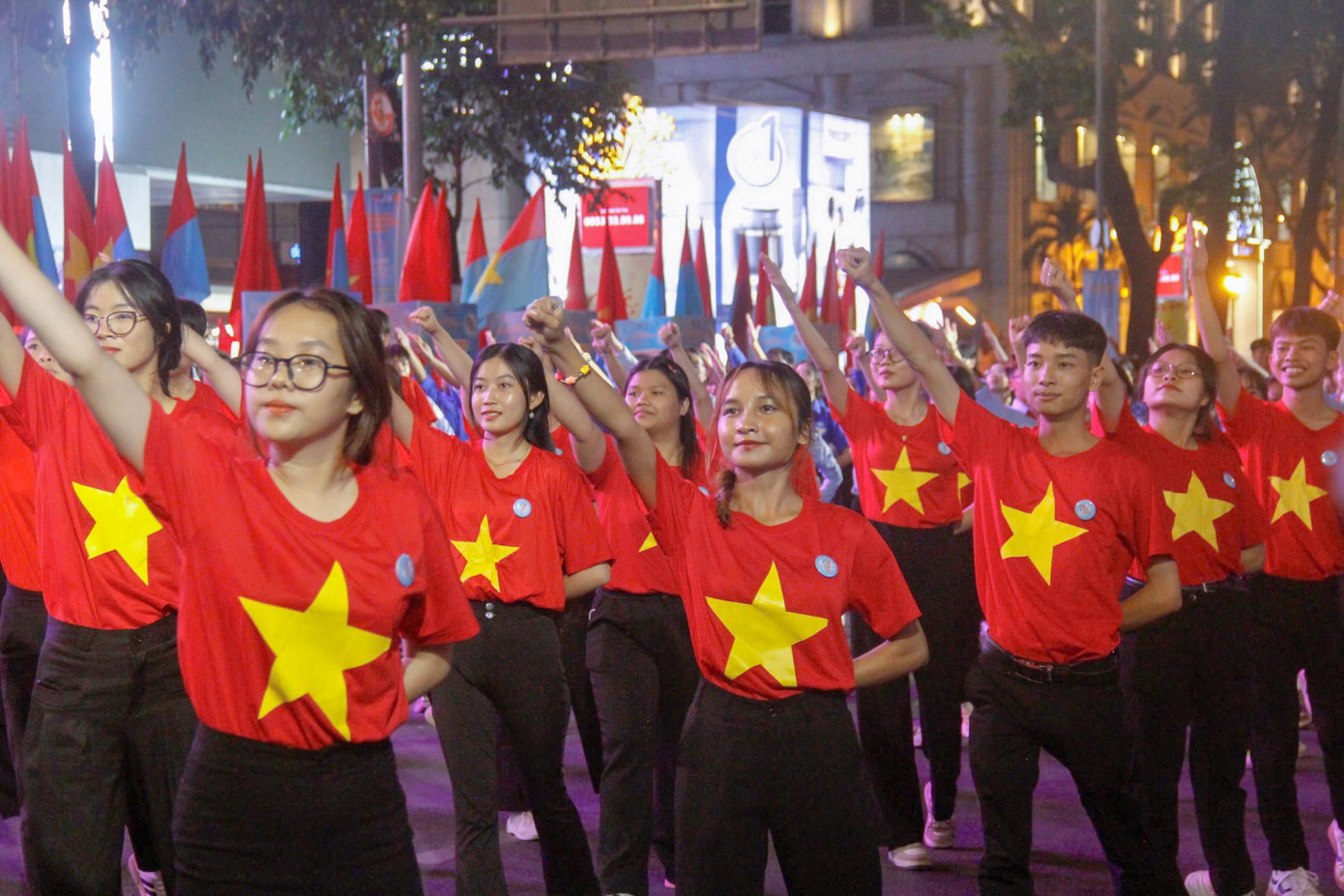 Tiết mục flashmob “Những trái tim Việt Nam” được biểu diễn bởi các đoàn viên, hội viên, thanh niên. Ảnh: Hoàng Anh